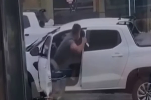 Homem leva 10 facadas de motorista após briga de trânsito