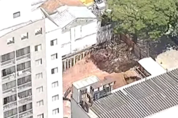 Imagem colorida de desabamento em obra. Metrópoles
