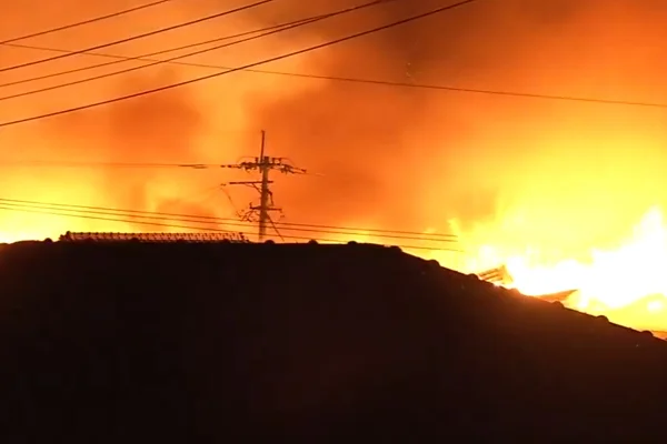 Imagem colorida de incêndio no Japão