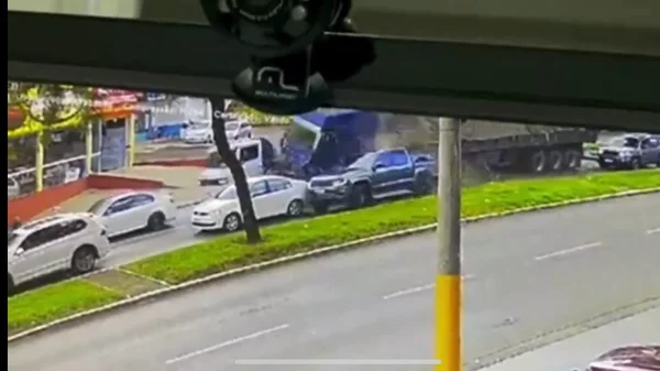 Carreta desgovernada “atropela” carros e deixa 10 feridos em SC