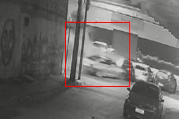 Motorista que bateu em carros e feriu homem é procurado e câmeras de segurança mostram momento do acidente