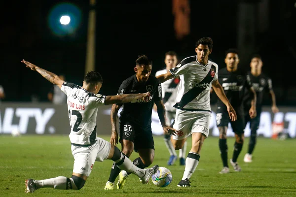 Botafogo sai na frente, mas Vasco busca empate em São Januário
