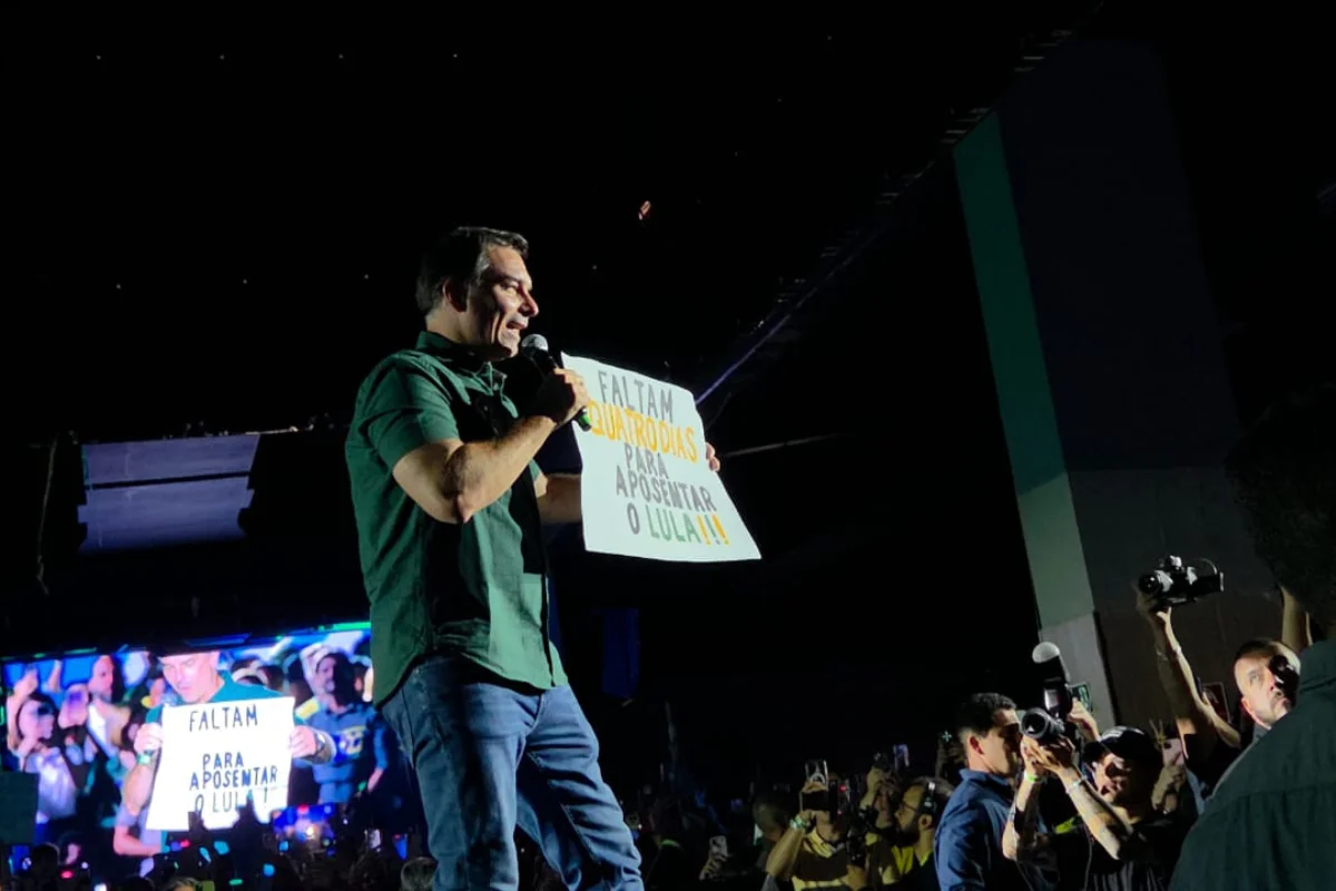 Flávio diz que abre sigilos se Marcola, ex-chefe de gabinete de Lula, abrir