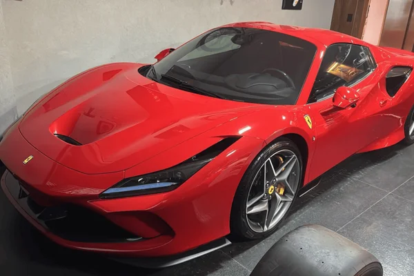 Ferrari apreendida pela PF durante nova fase da operação Sem Desconto, que apura a "farra do I?NSS"