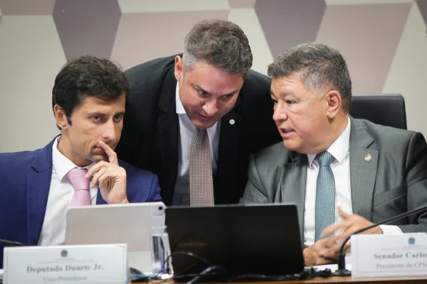 Presidente da CPMI do INSS, senador Carlos Viana (Podemos-MG), o vice-presidente da comissão, deputado Duarte Jr. (PSB-MA), e o líder da oposição na Câmara, Zucco (PL-RS)