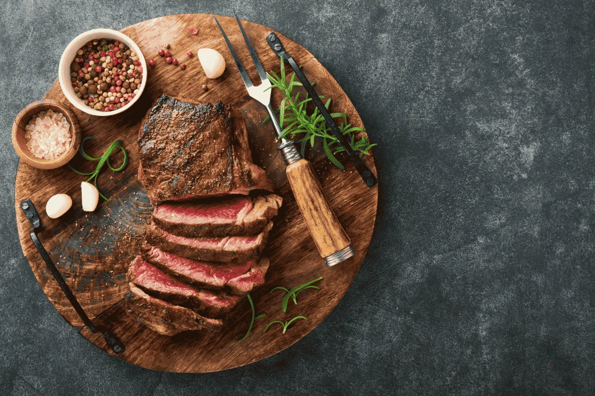 Imagem colorida de uma tábua de carne - Metrópoles