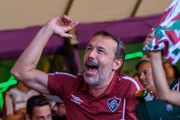 Torcedores do Fluminense se reúnem no Brazolia Bar, em Brasília, para acompanhar a partida contra o Al-Hilal, válida pelas quartas de final do Mundial de Clubes.