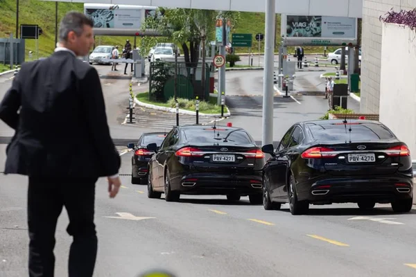 Em meio à crise, Bolsonaro dá “sumiço” e vai ao cinema