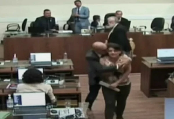 Momento em que o vereador Marquinhos Vieira (PSC) assedia a colega Carla Ayres (PT) - Metrópoles