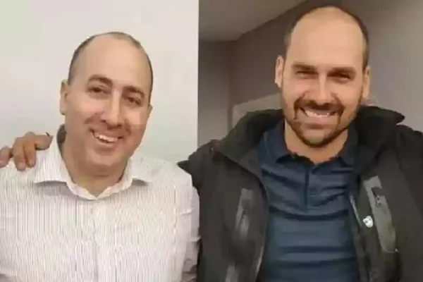 Fernando Cerimedo ao lado do deputado federal Eduardo Bolsonaro