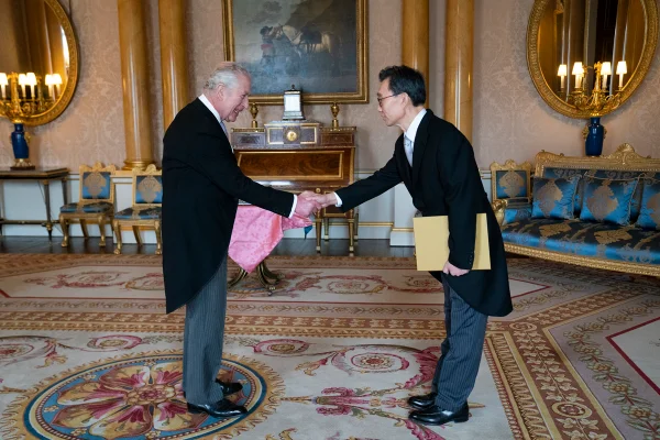 Família real recebe convidados do Reino Unido no palácio de Buckingham