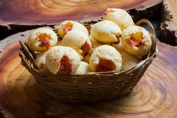 Foto colorida de pão de queijo - Metrópoles
