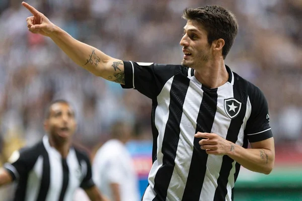 Atlético-GO e Botafogo empatam em jogo ruim e repleto de erros