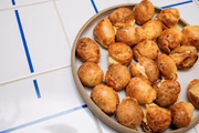 Pão de queijo recheado com requeijão de pequi