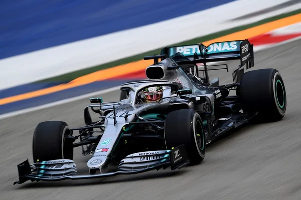 Hamilton supera Verstappen no 2º treino livre em Cingapura