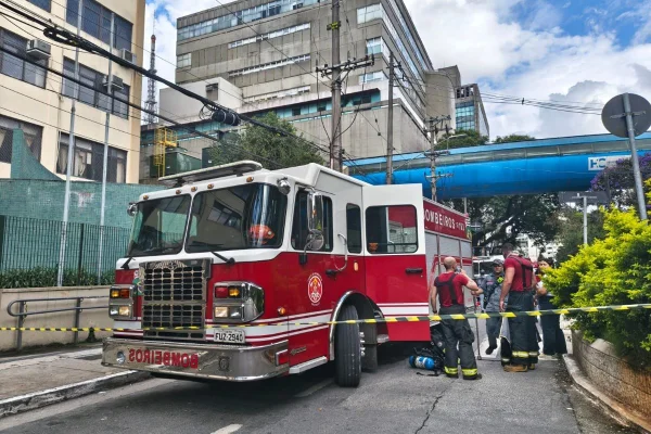 Imagem colorida mostra atuação do Corpo de Bombeiros em incêndio no prédio do InCor. Metrópoles