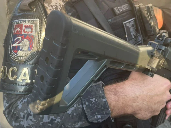Foto colorida mostra farda de policial militar da Rocam com câmera acoplada.