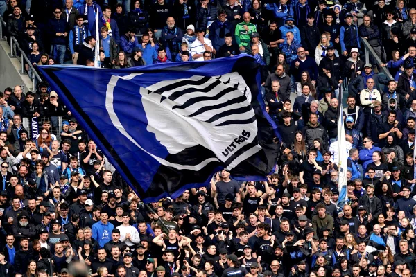 Imagem colorida da torcida da Atalanta - Metrópoles
