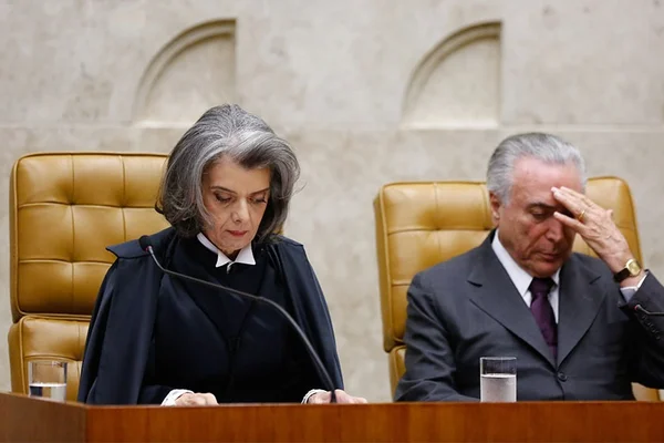 Cármen Lúcia assume a presidência da República enquanto Temer viaja