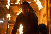 Glen Powell em cena do filme O Sobrevivente