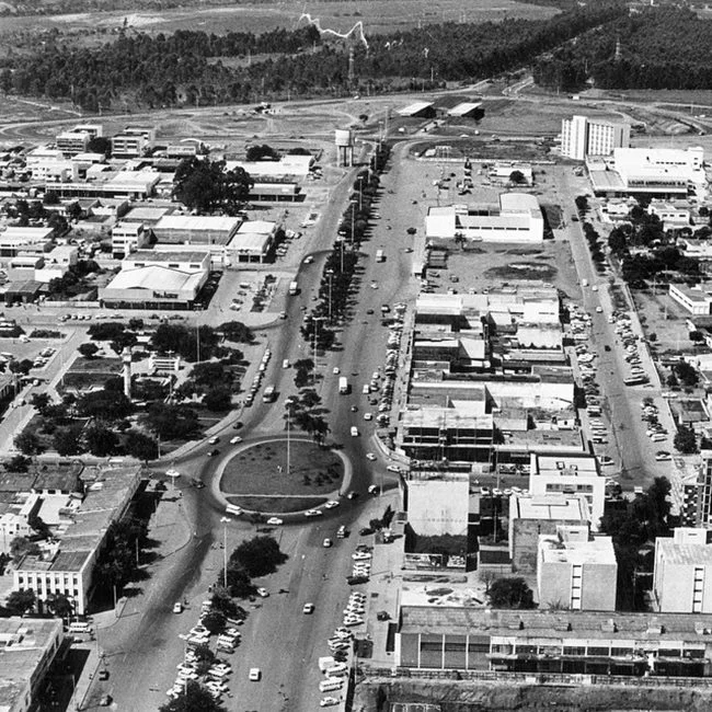Taguatinga: “Na saída de Taguatinga, Fabius estacionou a Kombi na beira da estrada, Dinah pegou o tubo de spray e uma escadinha, se aproximou de uma placa do governo federal, fez um xis na frase “Brasil: Ame‑o ou Deixe‑o”” (pág. 105) Taguatinga: “Na saída de Taguatinga, Fabius estacionou a Kombi na beira da estrada, Dinah pegou o tubo de spray e uma escadinha, se aproximou de uma placa do governo federal, fez um xis na frase “Brasil: Ame‑o ou Deixe‑o”” (pág. 105)