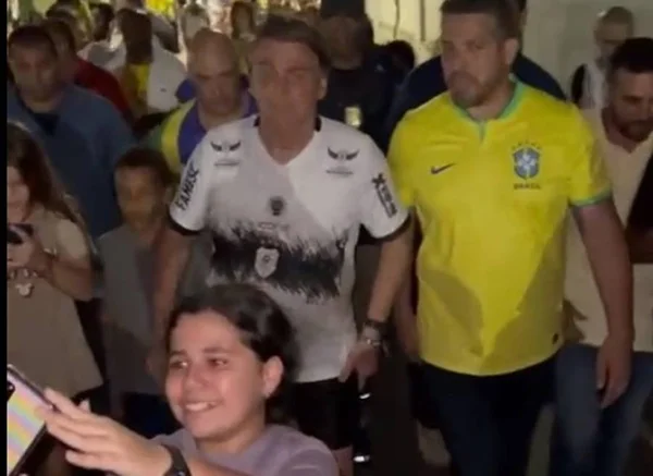 Bolsonaro encena de novo o papel de “homem comum” e dá mergulho no Rio