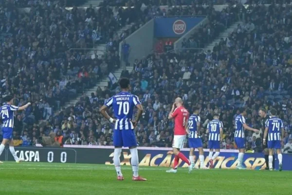 Foto colorida do jogo entre Benfica e Porto - Metrópoles