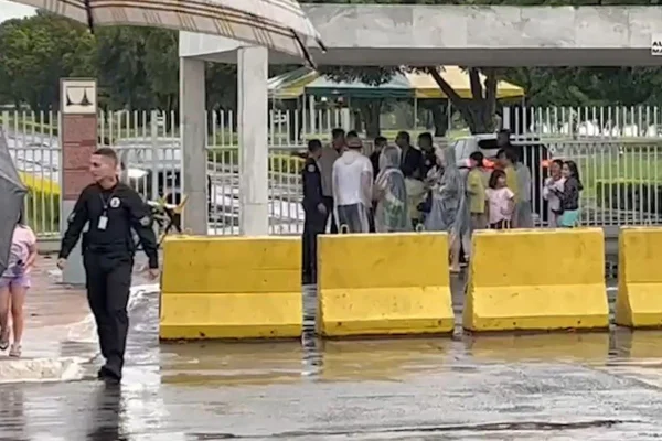 Imagem colorida de apoadores do presidente Jair Bolsonaro em frente ao Palácio Alvorada - Metrópoles