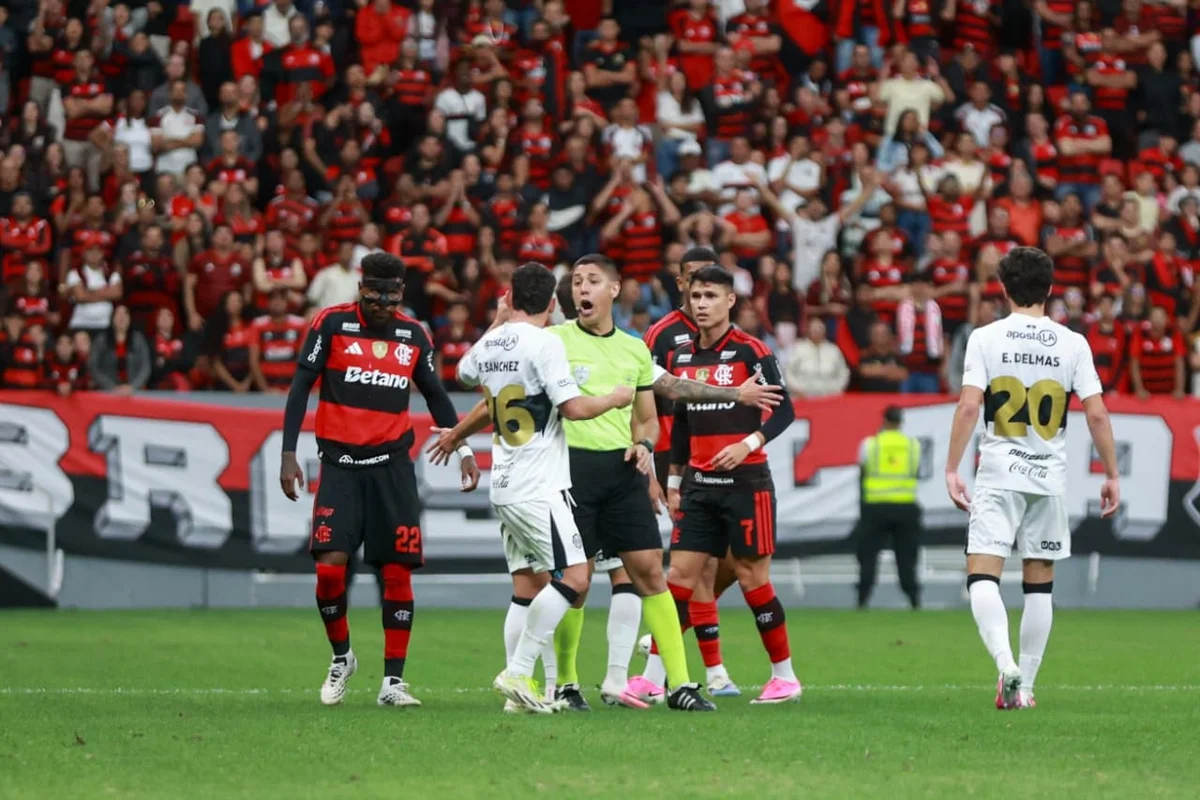 Leonardo Jardim destaca importância de vitória no amistoso em Brasília - imagem 21 Leonardo Jardim destaca importância de vitória no amistoso em Brasília - imagem 21
