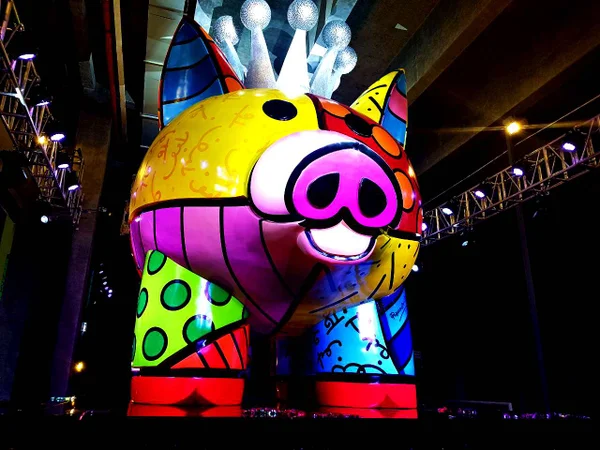Romero Britto inaugura escultura de 6m na China em formato de porco