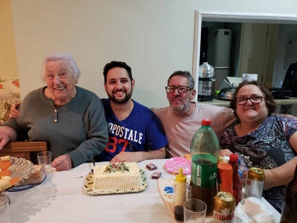 Com coronavírus, médico de 28 anos perde avó e mãe em três dias