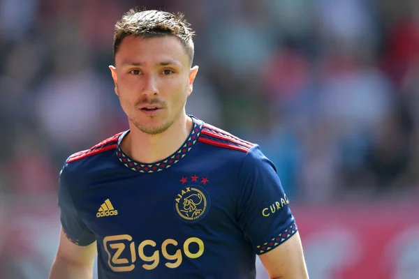 Jogador do Ajax que agrediu torcedor racista é punido pela federação