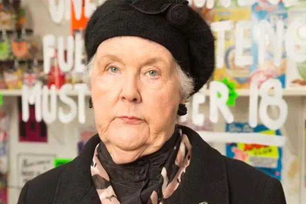 Morre, aos 84 anos, Stephanie Cole, famosa por interpretar A Viúva Negra - Metrópoles