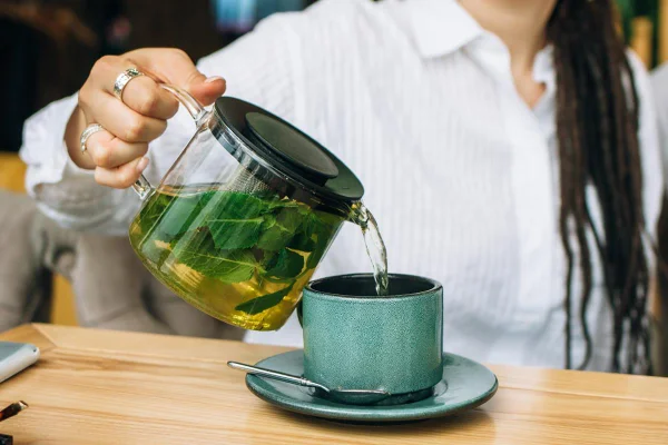 Prisão de ventre? Veja 5 infusões naturais para aliviar o desconforto
