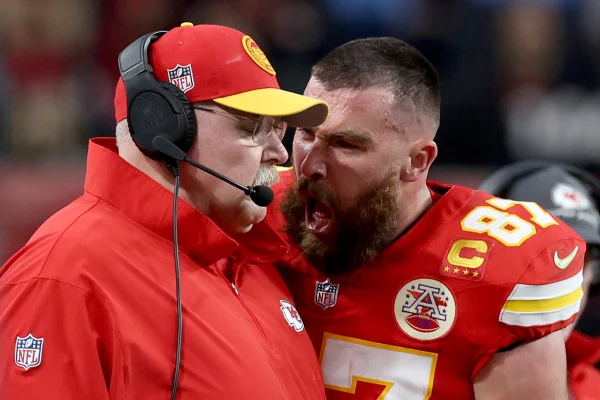 Travis Kelce gritando com o treinador = Metrópoles