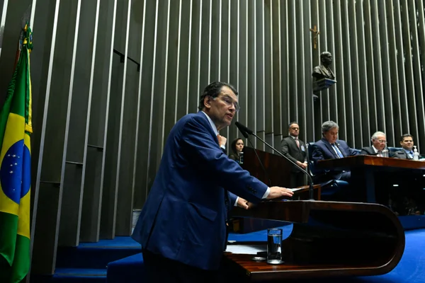 imagem colorida do senador Eduardo Braga