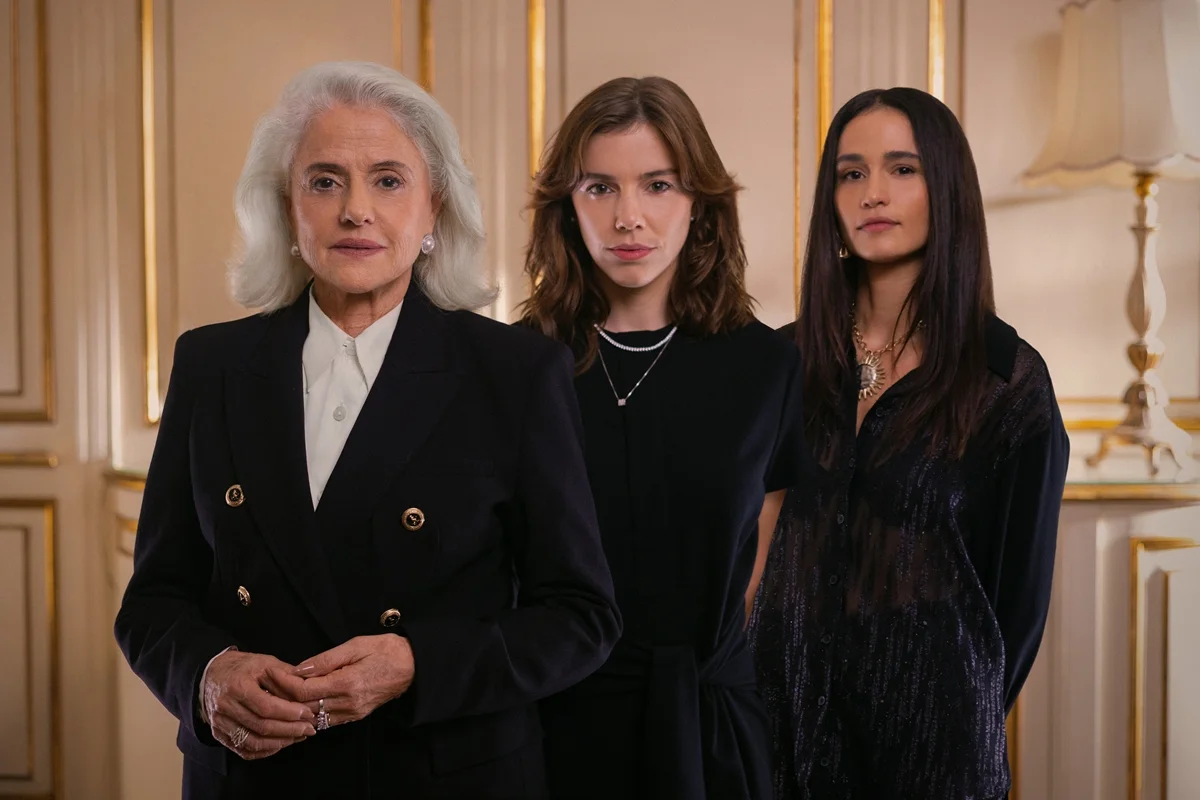 Alice Wegmann como Maira, Marieta Severo como Lucia e Nanda Costa como Irina na série Dom de Iludir, da Netflix Alice Wegmann como Maira, Marieta Severo como Lucia e Nanda Costa como Irina na série Dom de Iludir, da Netflix