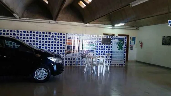 Concessionária usa espaço no ambulatório do HRT para anunciar carro