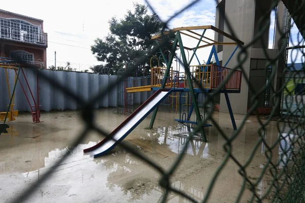 Chuva forte alaga ruas, prédio e escolas no Distrito Federal