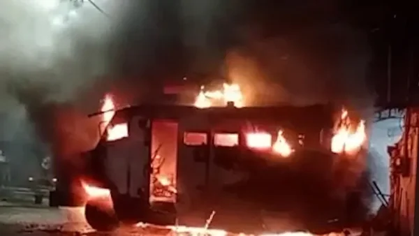 Imagem colorida de veículo blindado da PM que pegou fogo no RJ - Metrópoles