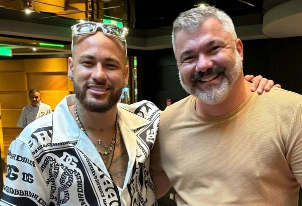 Neymar e o professor de inglês Leo Reis
