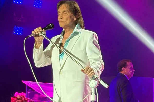 Roberto Carlos se apresenta em seu navio - Metrópoles