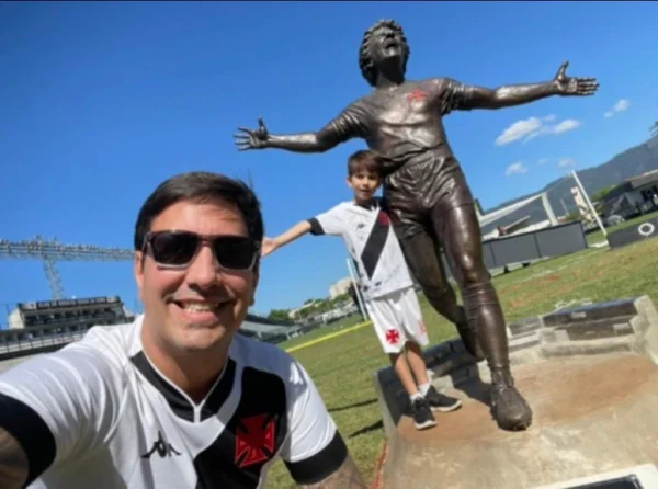 Torcedores do Vasco posam com estátua de Roberto Dinamite - Metrópoles