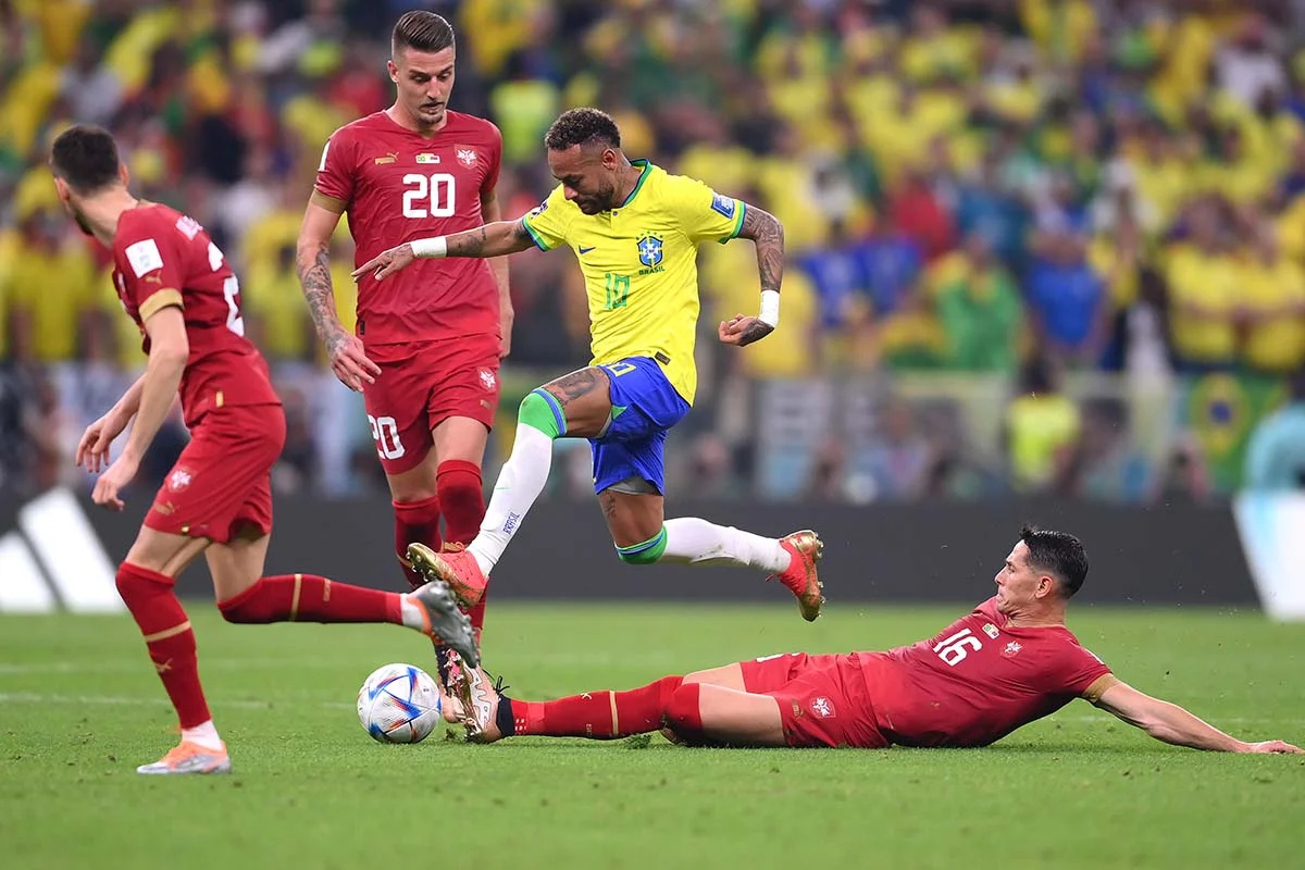 Neymar do Brasil luta pela posse de bola com Sasa Lukic da Sérvia durante a partida do Grupo G da Copa do Mundo da FIFA Qatar 2022 entre Brasil e Sérvia no Lusail Stadium em 24 de novembro de 2022 na cidade de Lusail, Qatar Neymar do Brasil luta pela posse de bola com Sasa Lukic da Sérvia durante a partida do Grupo G da Copa do Mundo da FIFA Qatar 2022 entre Brasil e Sérvia no Lusail Stadium em 24 de novembro de 2022 na cidade de Lusail, Qatar