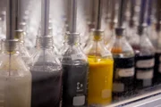 Diversos tipos e composições de tecidos e malhas podem ser tingidos na fábrica