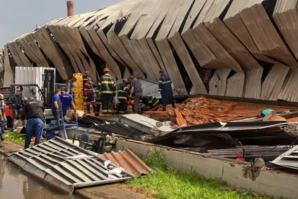 Foto colorida de muro que muro que caiu e matou uma pessoa em Franca (SP). - Metrópoles