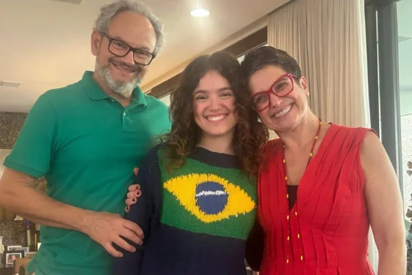 Foto colorida de Elisa, Sandra Annenberg e Ernesto Paglia - Metrópoles