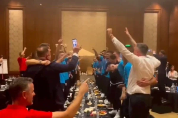 Em vídeo, jogadores da seleção croata comemoram vaga na semfinal na Copa do Mundo do Catar com música de cantor neofacista do país. Eles aparecem em pé em cadeiras de um restaurante, diante de mesa - Metrópoles