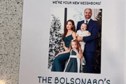 Heloísa Bolsonaro, Eduardo Bolsonaro, e os filhos Geórgia e Jair Henrique em um cartão de boas-vindas entregue a vizinhança do deputado no Texas
