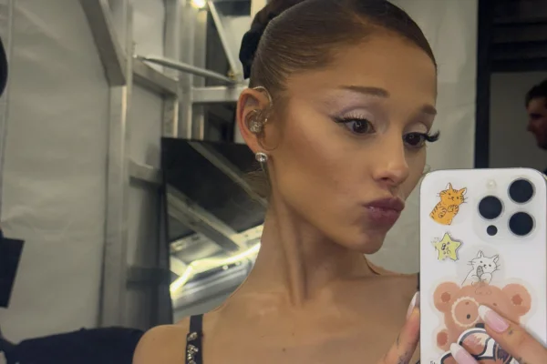 Imagem colorida da cantora e atriz Ariana Grande - Metrópoles